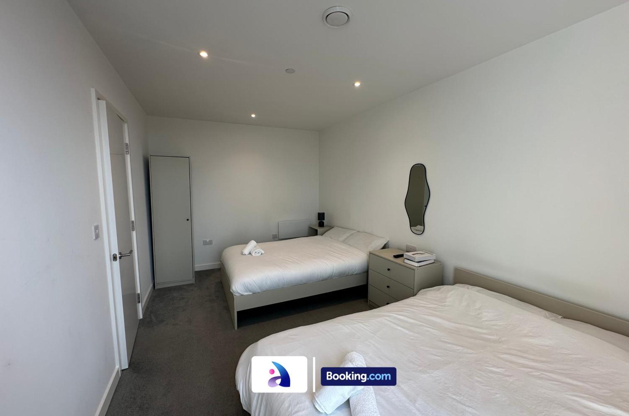 Spacious By Avalora Short Lets & Serviced Old Trafford With Free Wi-fi, Mcr Stadium, Sleeps 6 Apartment *