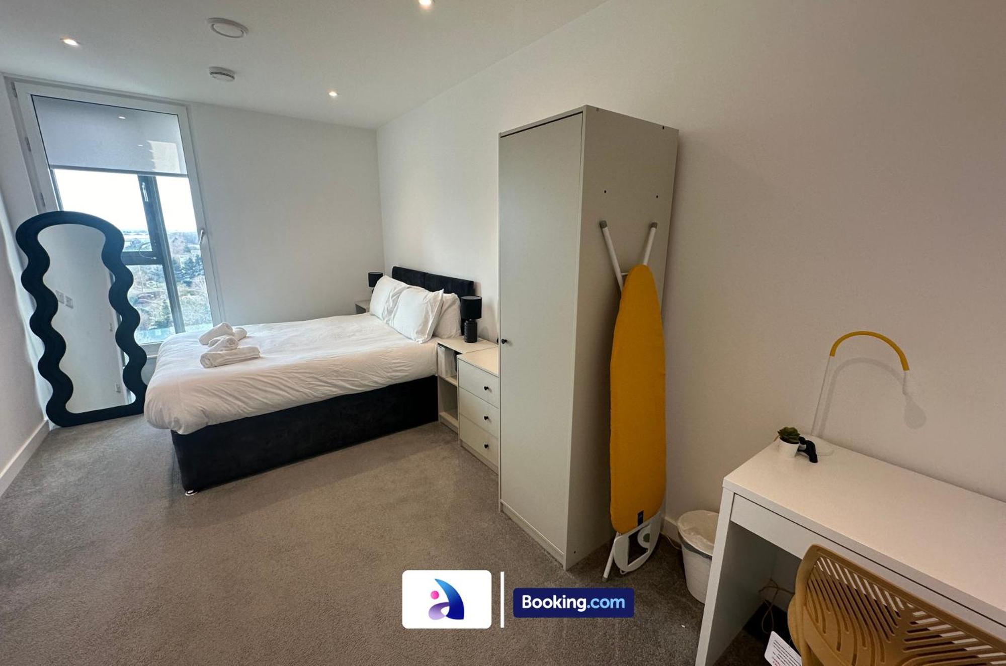 Spacious By Avalora Short Lets & Serviced Old Trafford With Free Wi-fi, Mcr Stadium, Sleeps 6 Apartment *
