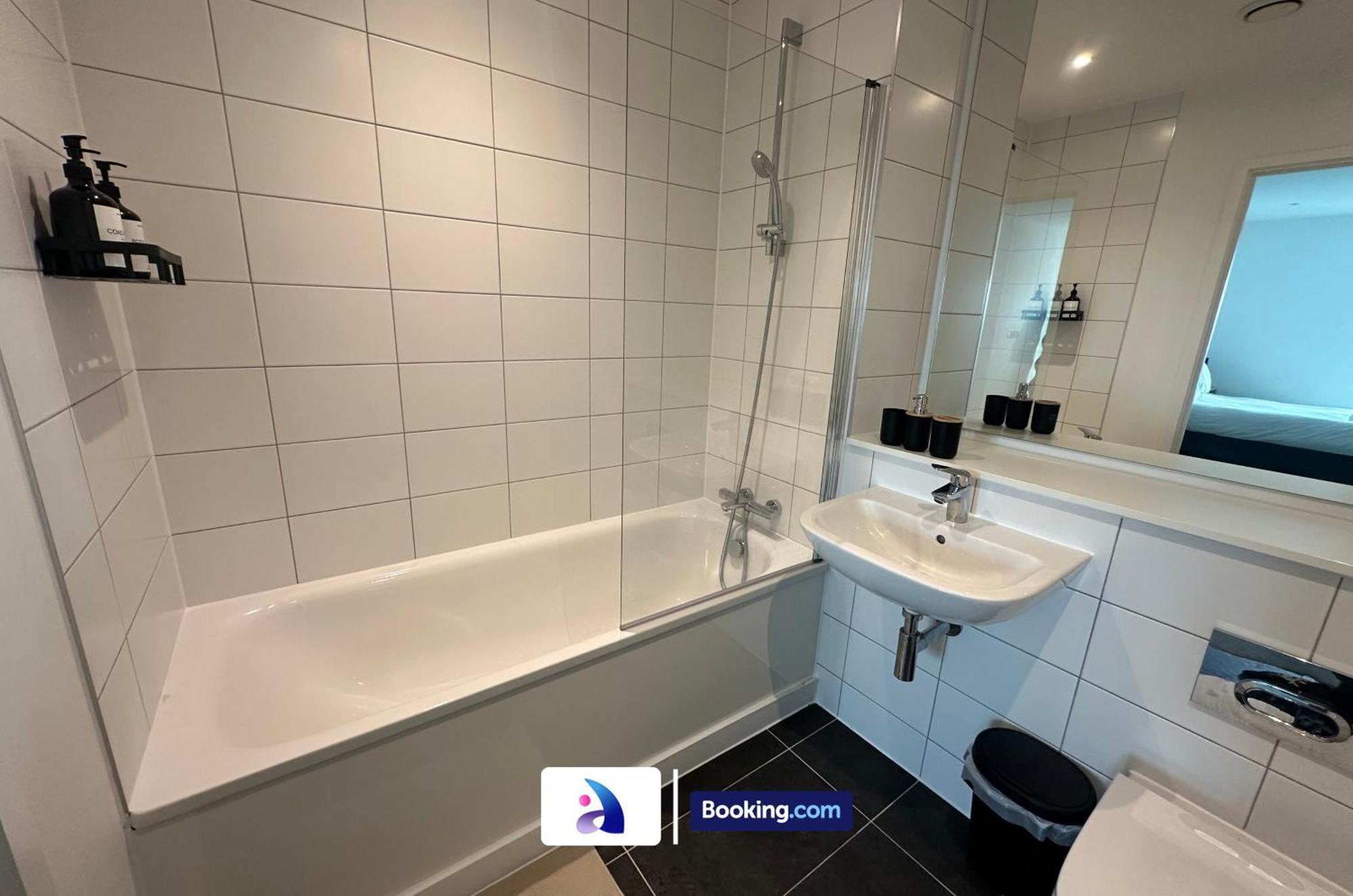 Apartment Spacious By Avalora Short Lets & Serviced Old Trafford With Free Wi-fi, Mcr Stadium, Sleeps 6 *