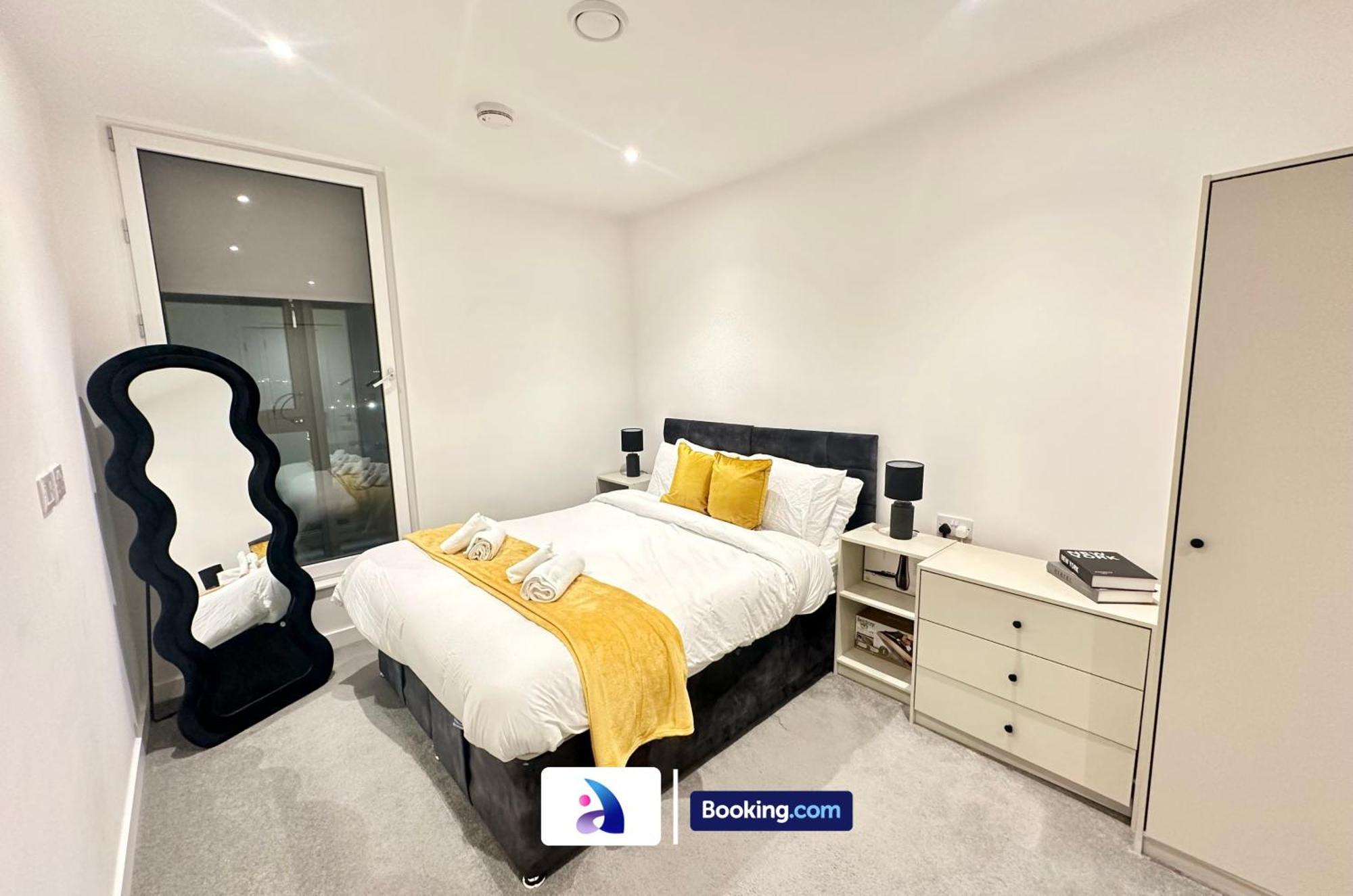 Spacious By Avalora Short Lets & Serviced Old Trafford With Free Wi-fi, Mcr Stadium, Sleeps 6 * Manchester