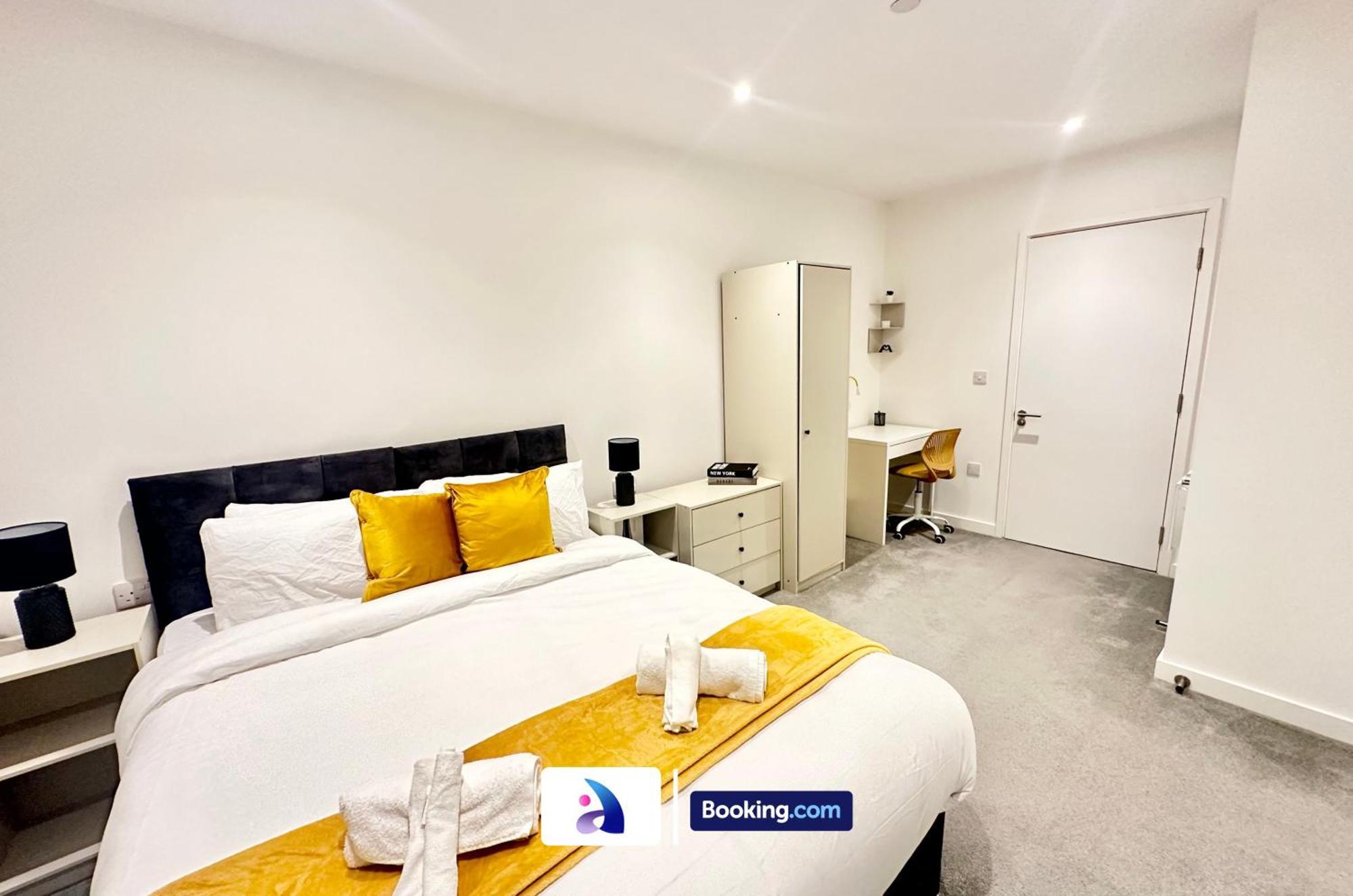 Spacious By Avalora Short Lets & Serviced Old Trafford With Free Wi-fi, Mcr Stadium, Sleeps 6