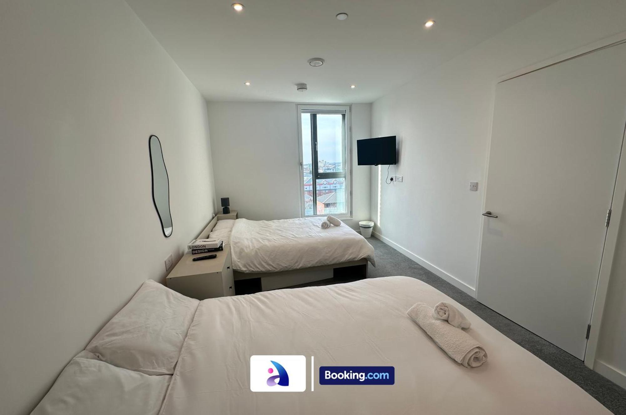 Spacious By Avalora Short Lets & Serviced Old Trafford With Free Wi-fi, Mcr Stadium, Sleeps 6 Apartment *
