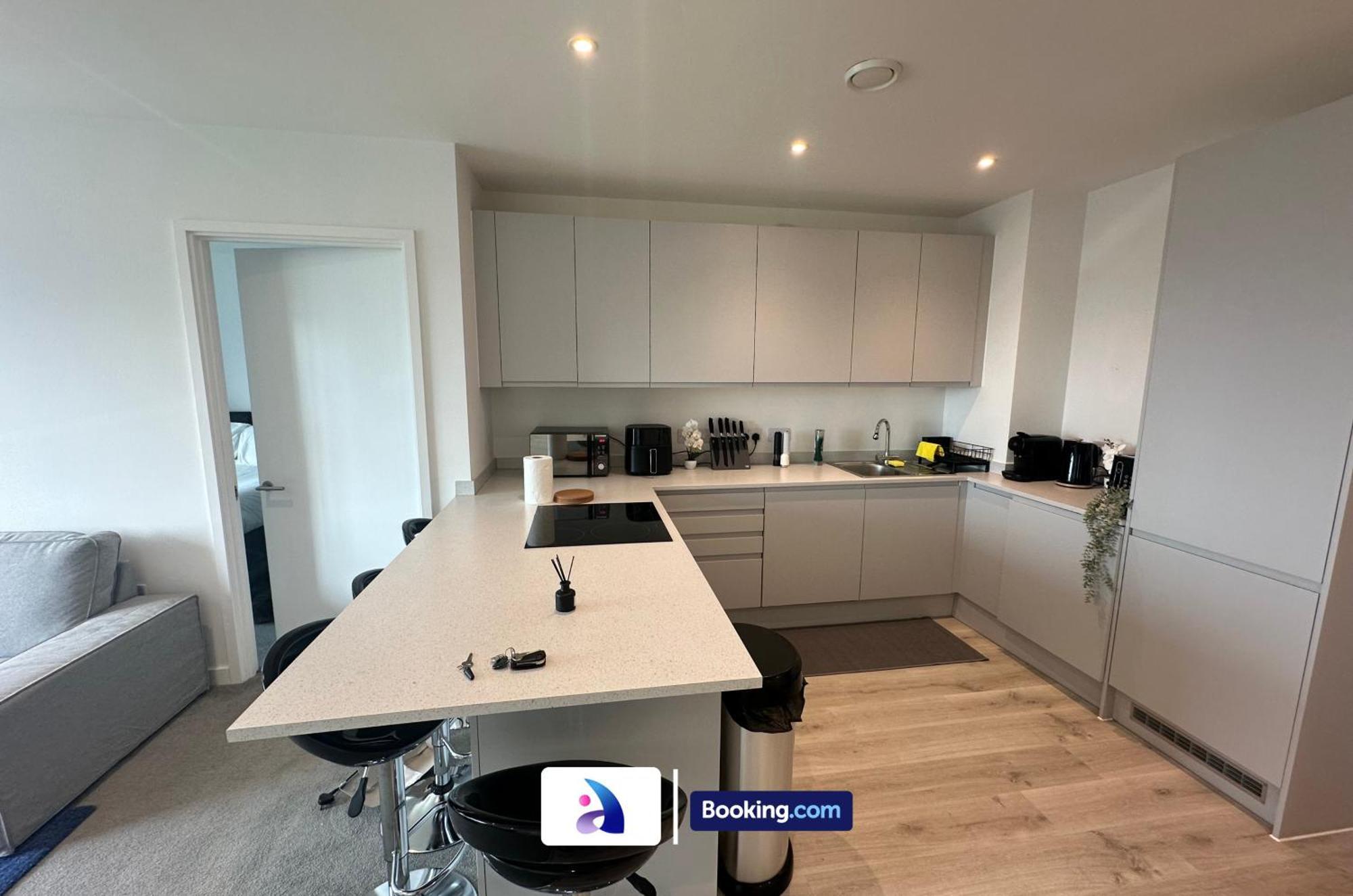 Apartment Spacious By Avalora Short Lets & Serviced Old Trafford With Free Wi-fi, Mcr Stadium, Sleeps 6 *