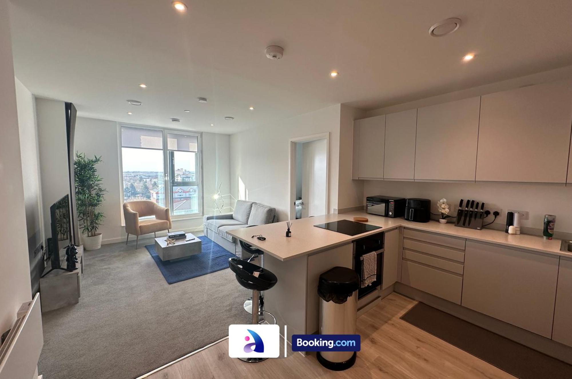Spacious By Avalora Short Lets & Serviced Old Trafford With Free Wi-fi, Mcr Stadium, Sleeps 6 Apartment Manchester