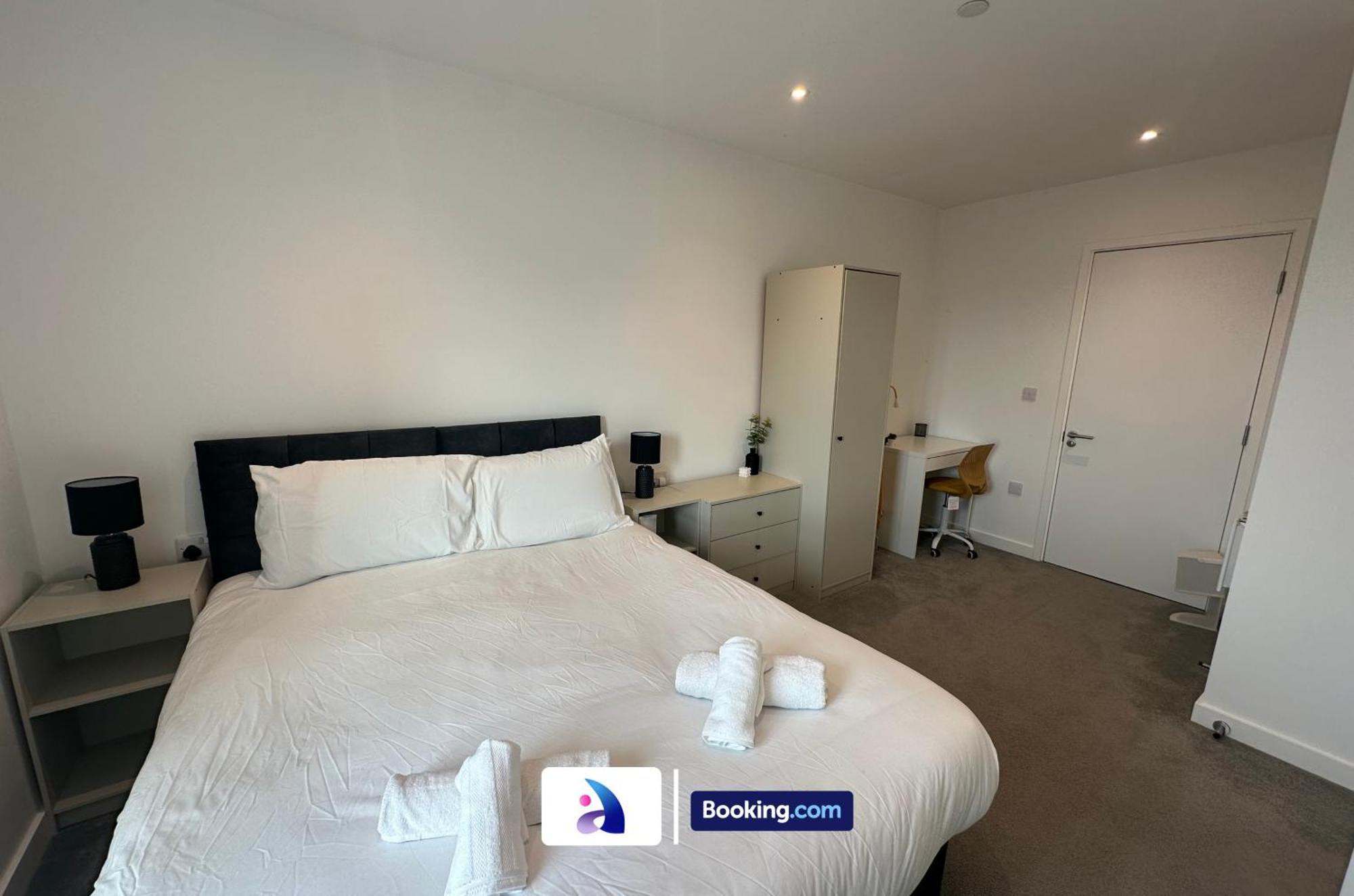 Spacious By Avalora Short Lets & Serviced Old Trafford With Free Wi-fi, Mcr Stadium, Sleeps 6 *