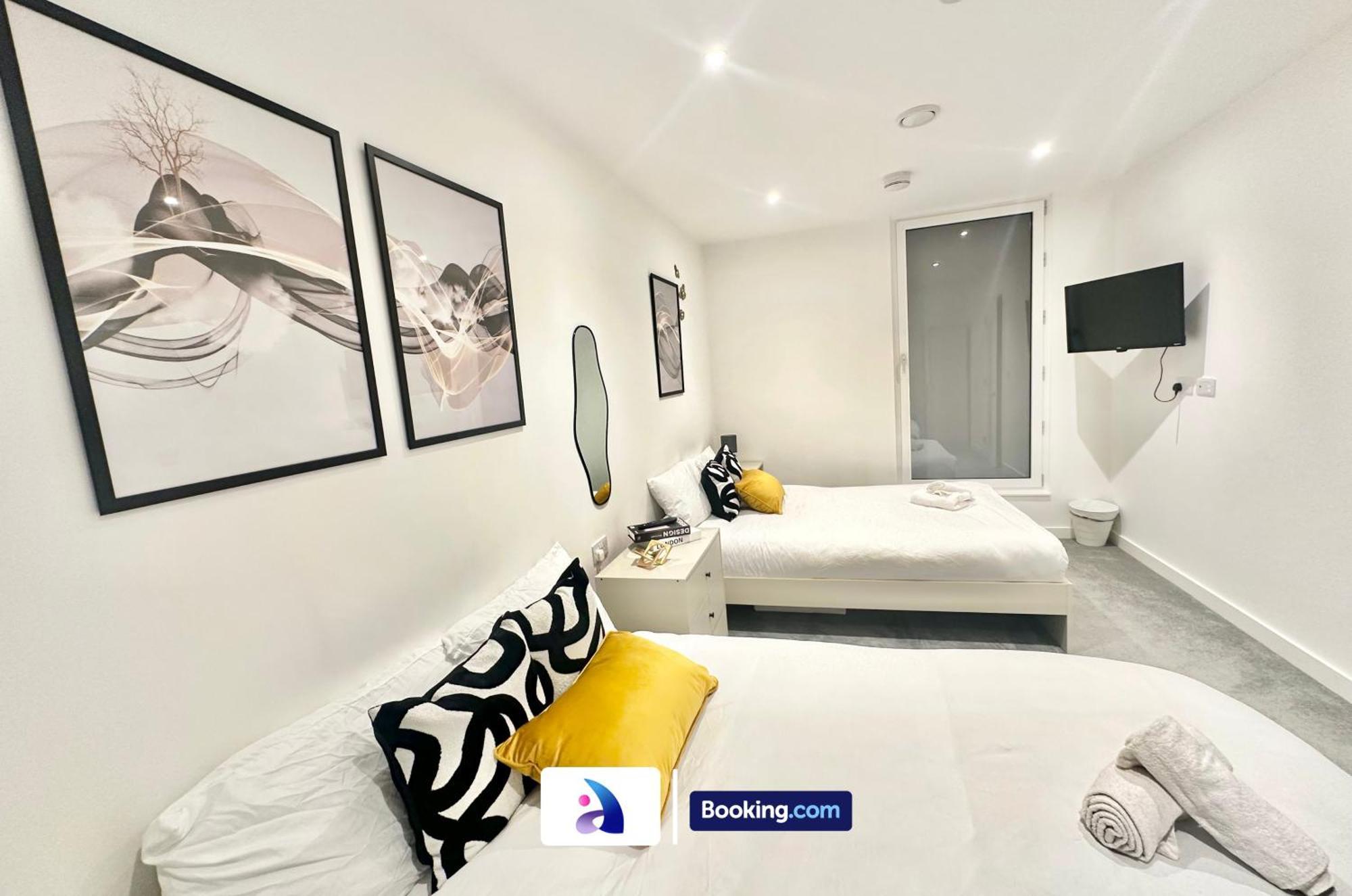 Spacious By Avalora Short Lets & Serviced Old Trafford With Free Wi-fi, Mcr Stadium, Sleeps 6 * Manchester