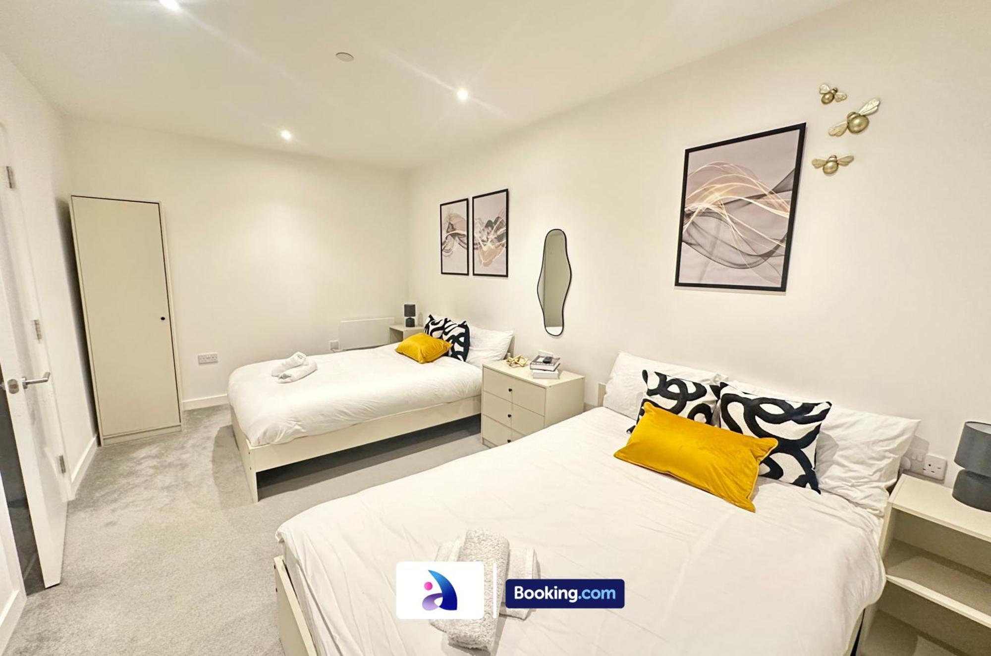 Spacious By Avalora Short Lets & Serviced Old Trafford With Free Wi-fi, Mcr Stadium, Sleeps 6 Apartment *